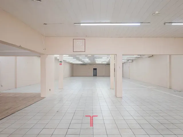 Loja com 606m², para alugar, no bairro Capão Raso em Curitiba