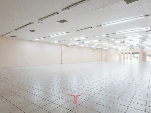 Loja com 606m², para alugar, no bairro Capão Raso em Curitiba