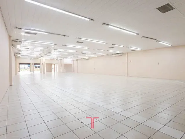 Loja com 606m², para alugar, no bairro Capão Raso em Curitiba