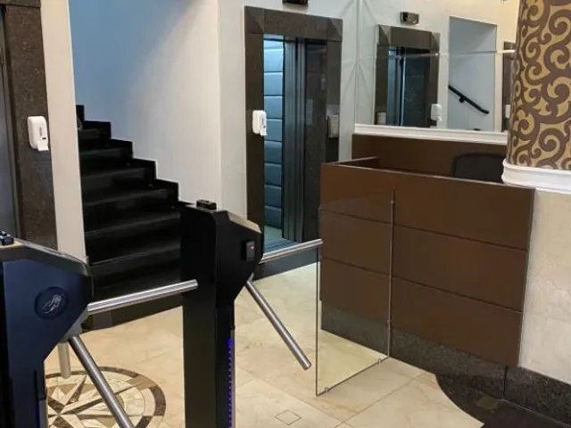 Sala à venda ou para alugar, no bairro Centro em Curitiba