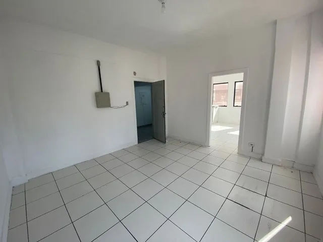 Sala à venda ou para alugar, no bairro Centro em Curitiba