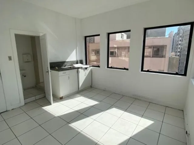 Sala à venda ou para alugar, no bairro Centro em Curitiba