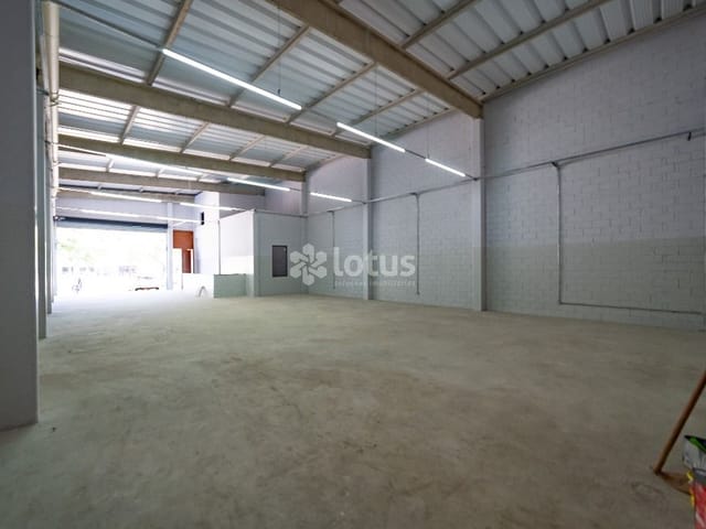 Loja com 800m², para alugar, no bairro Portais (Polvilho) em Cajamar