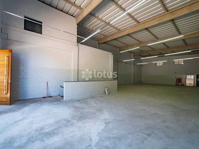 Loja com 800m², para alugar, no bairro Portais (Polvilho) em Cajamar