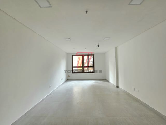 Sala à venda ou para alugar, no bairro Centro em Curitiba