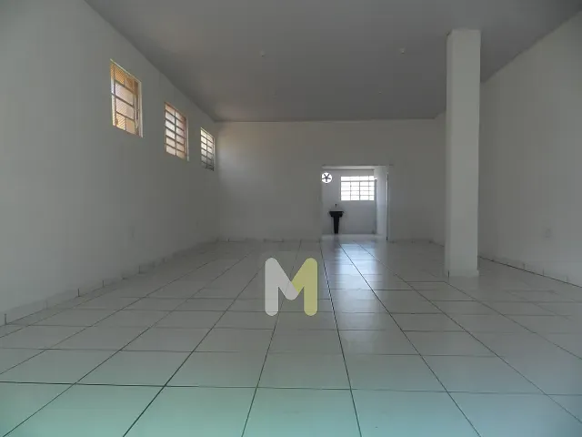Loja com 120m², para alugar, no bairro Centro em Serra Azul