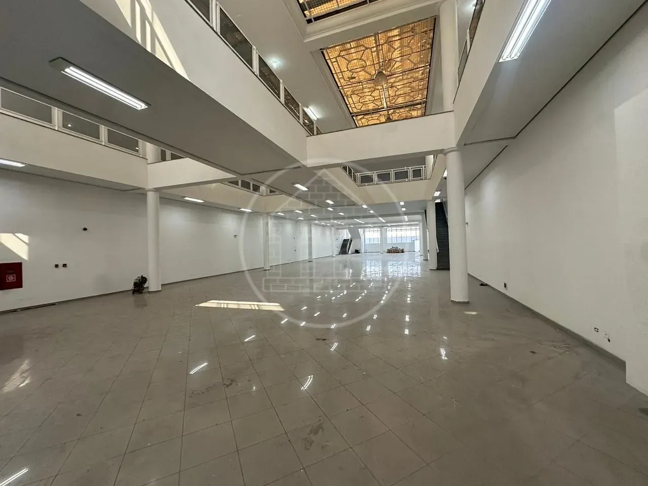 Loja-Salão, 1900 m² - Foto 1
