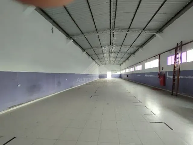 Loja com 600m², para alugar, no bairro Jardim Zaira em Mauá