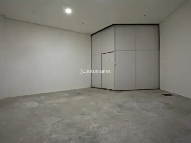 Loja à venda ou para alugar, no bairro iBIRAPUERA em São Paulo