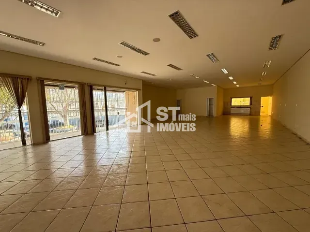 Loja com 339m², para alugar, no bairro Centro em Andradas