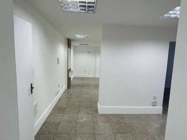 Foto do Loja - Sala Comercial com 90M² e amplo estacionamento rotativo para clientes. Localizado em Santa Lúcia no ED Metropolitan Office | Vitoria Imóveis
