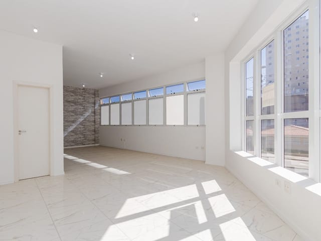 Loja com 86m², à venda, no bairro Cabral em Curitiba