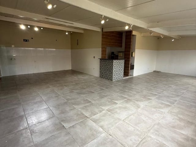 Loja com 368m², à venda ou para alugar, no bairro Imbetiba em Macaé