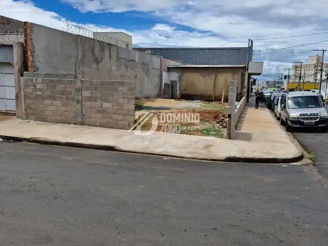 Loja com 456m², para alugar, no bairro Jardim Induberaba em Uberaba