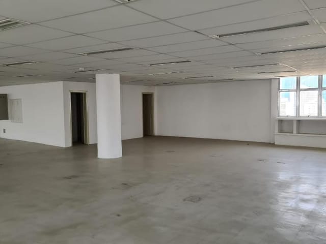 Loja com 843m², para alugar, no bairro República em São Paulo