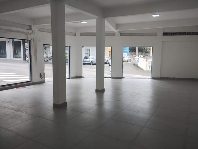 Loja com 150m², para alugar, no bairro Costa do Sol em Macaé