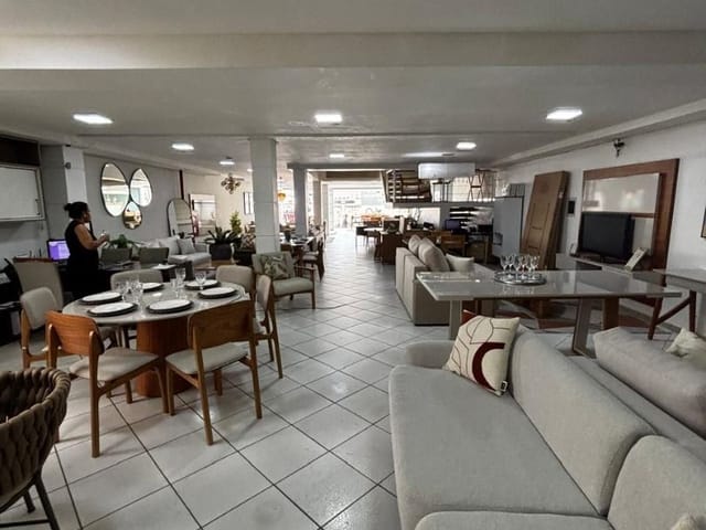 Loja com 800m², para alugar, no bairro Centro em Macaé