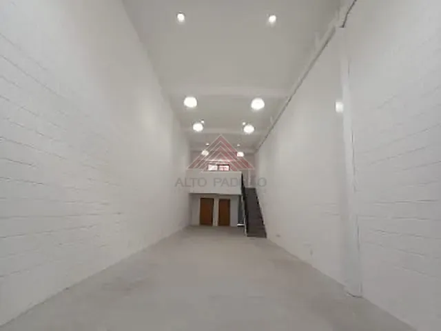 Loja com 244m², à venda, no bairro Parque São Vicente em Mauá
