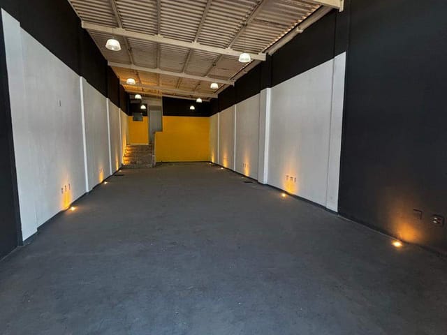 Loja com 130m², para alugar, no bairro Praia Campista em Macaé