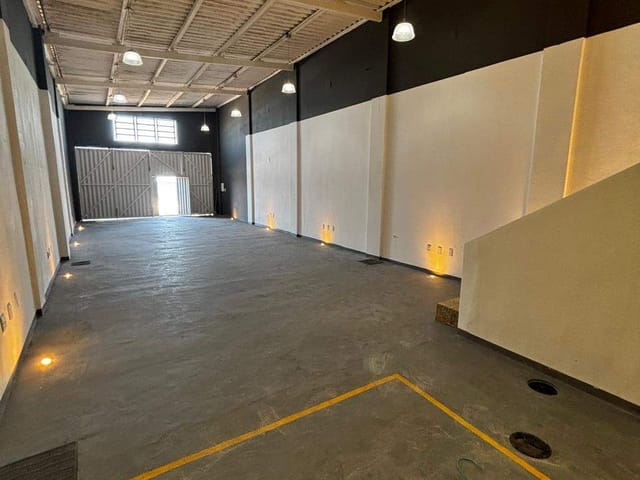 Loja com 130m², para alugar, no bairro Praia Campista em Macaé