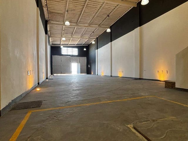 Loja com 130m², para alugar, no bairro Praia Campista em Macaé