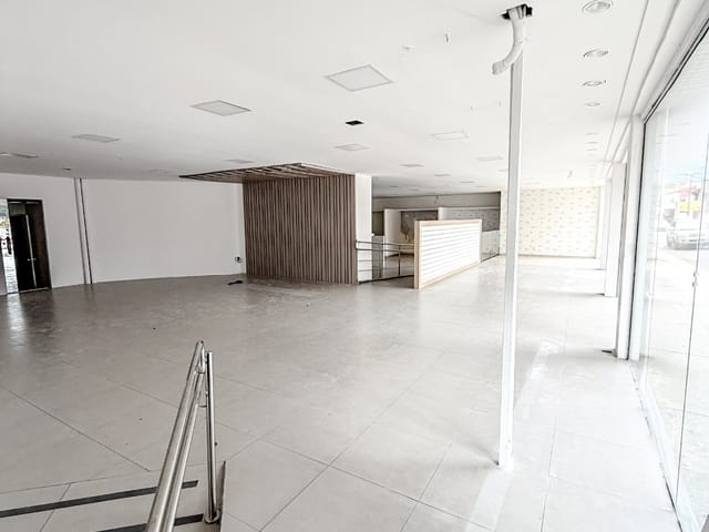 Loja com 480m², para alugar, no bairro Centro em Macaé