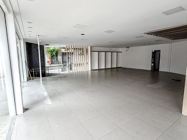 Loja com 480m², para alugar, no bairro Centro em Macaé