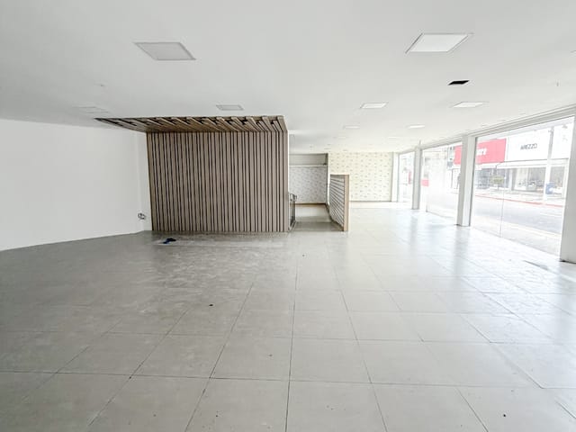 Loja com 480m², para alugar, no bairro Centro em Macaé