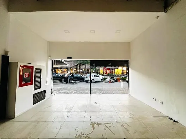 Loja à venda ou para alugar, no bairro Itaipava em Petrópolis