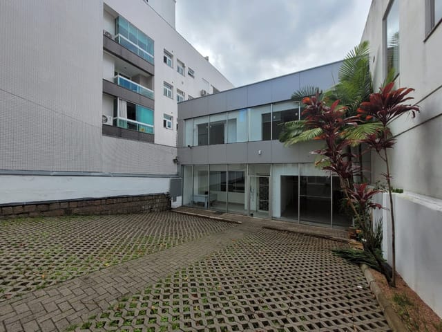 Loja com 700m², para alugar, no bairro Petrópolis em Porto Alegre