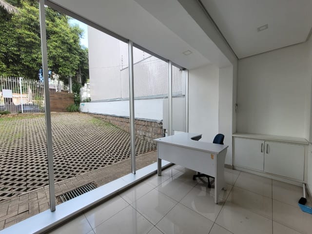 Loja com 700m², para alugar, no bairro Petrópolis em Porto Alegre