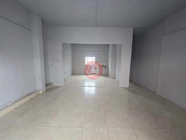 Loja com 76m², para alugar, no bairro Santo Antônio em Porto Alegre