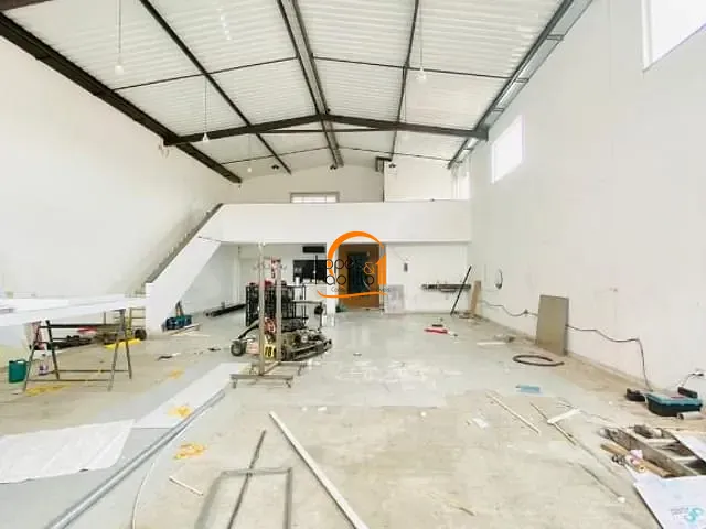 Loja com 300m², à venda ou para alugar, no bairro Alvinópolis em Atibaia