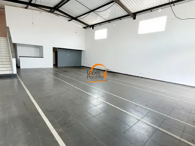 Loja com 300m², à venda ou para alugar, no bairro Alvinópolis em Atibaia