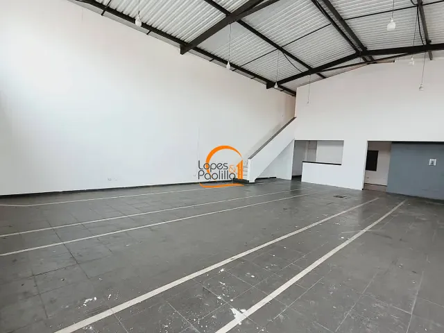 Loja com 300m², à venda ou para alugar, no bairro Alvinópolis em Atibaia