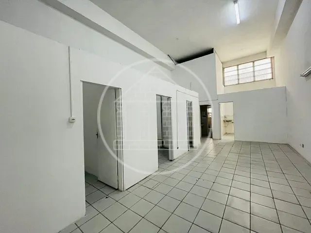 Loja com 252m², para alugar, no bairro Parque Maria Helena em São Paulo