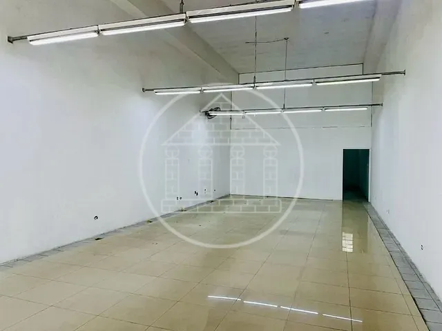 Loja com 252m², para alugar, no bairro Parque Maria Helena em São Paulo
