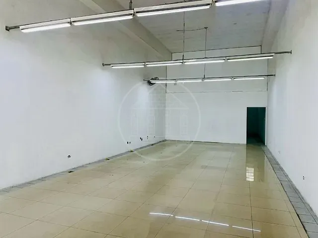 Loja com 252m², para alugar, no bairro Parque Maria Helena em São Paulo