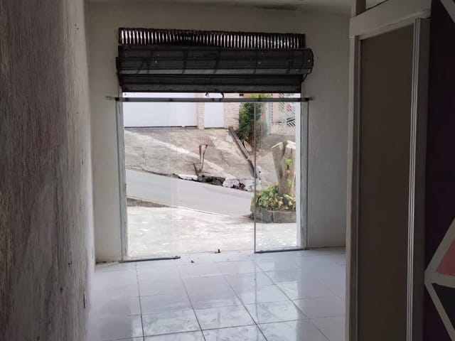 Loja com 18m², para alugar, no bairro Jardim Dinorah em Cotia