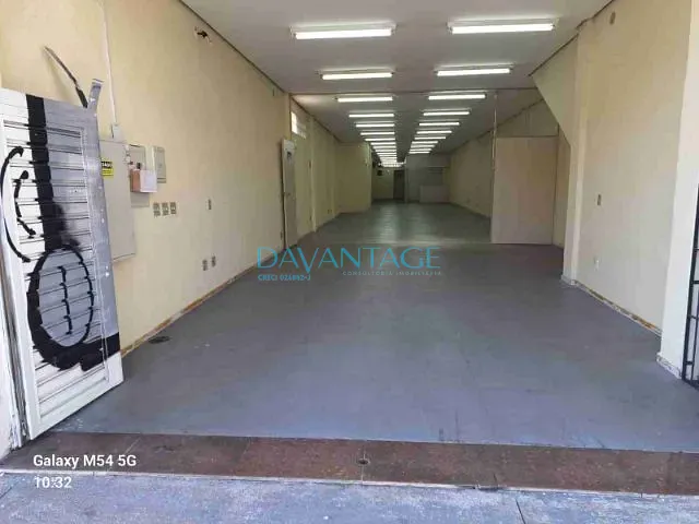 Loja com 240m², para alugar, no bairro Vila Ipojuca em São Paulo