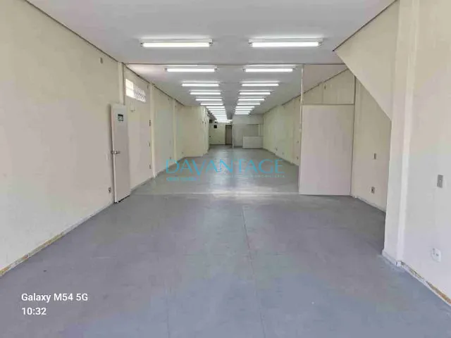 Loja com 240m², para alugar, no bairro Vila Ipojuca em São Paulo