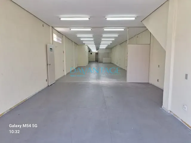 Loja com 240m², para alugar, no bairro Vila Ipojuca em São Paulo