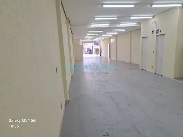 Loja com 240m², para alugar, no bairro Vila Ipojuca em São Paulo