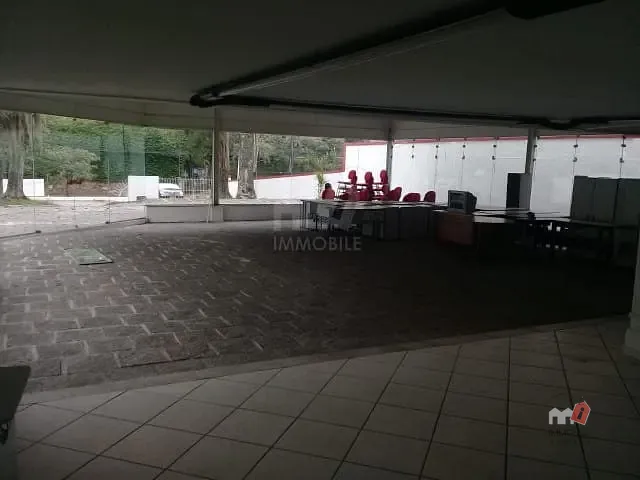 Loja com 1800m², para alugar, no bairro Coronel Veiga em Petrópolis