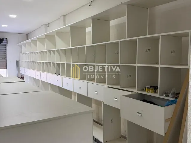 Loja com 72m², para alugar, no bairro Floresta em Porto Alegre