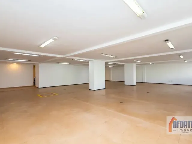 Loja à venda ou para alugar, no bairro Cabral em Curitiba
