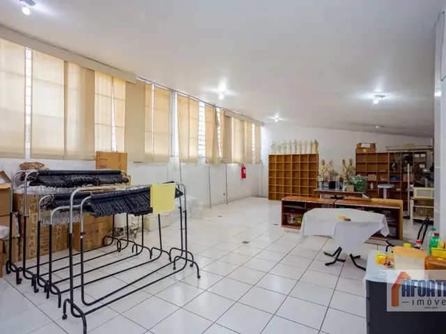 Loja à venda ou para alugar, no bairro Centro em Curitiba