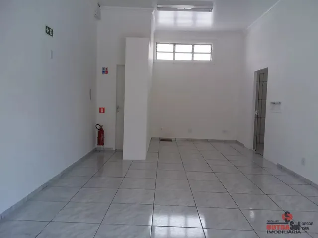 Loja para alugar, no bairro Novo Mundo em Curitiba