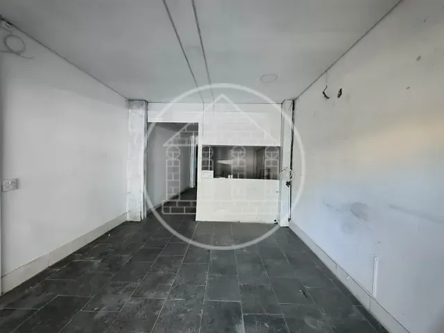 Loja com 180m², para alugar, no bairro Rio Bonito em São Paulo