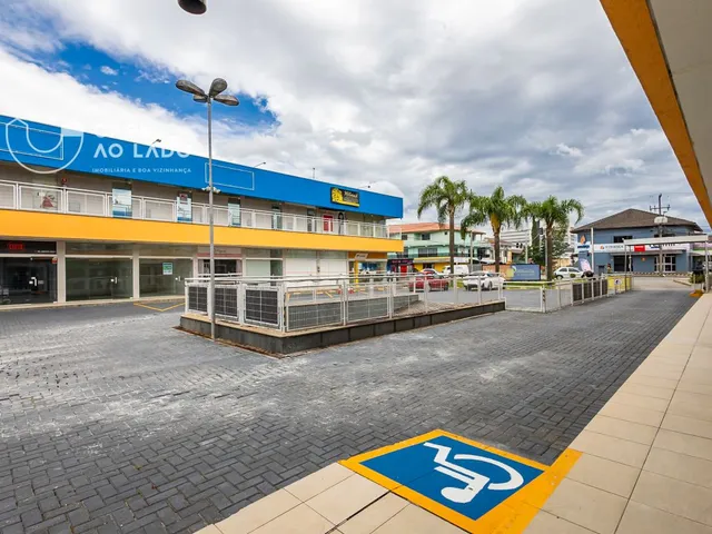 Loja para alugar, no bairro Novo Mundo em Curitiba